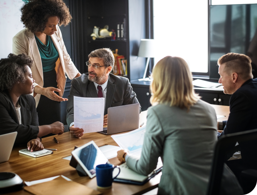 Equipe reunida em consultoria empresarial